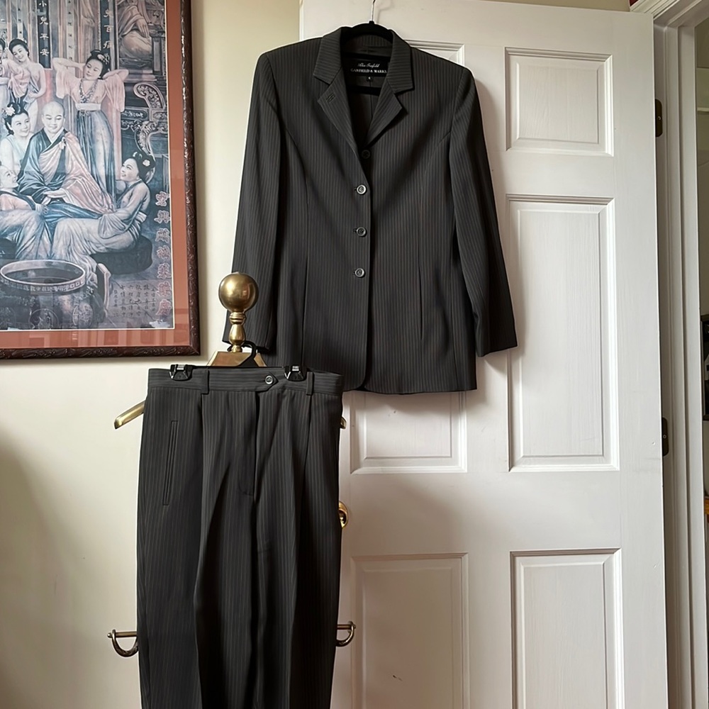 Garfield and Marks suit sz 6